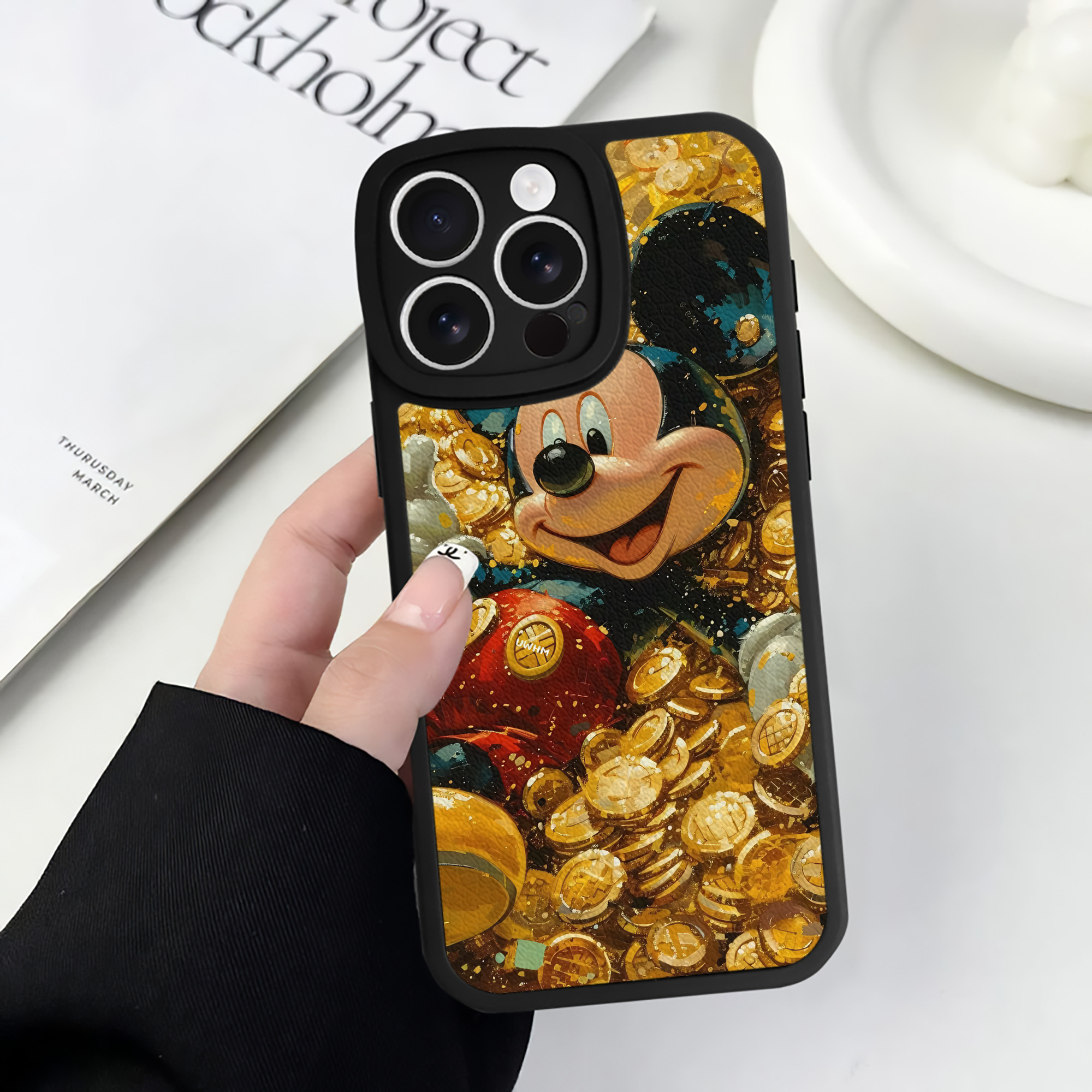 （画像用） ミッキーマウス Mickey Mouse 【iPhone 16シリーズ対応】シリコンスマホケース（レザー調） 材質：シリコン
